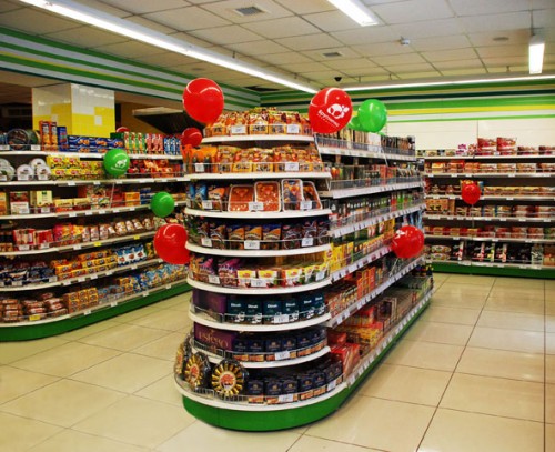 Помещение продуктового магазина с прилавками и товаром