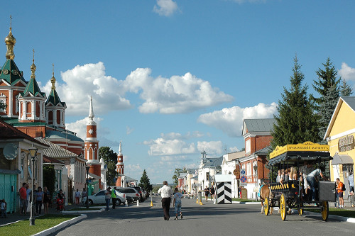 Центральная улица небольшого городка
