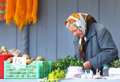 Бабушка продаёт овощи и зелень